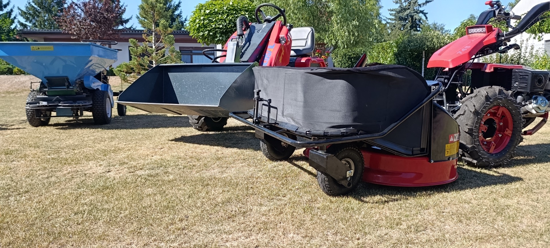 Technika pro vertikutaci, pískování a renovaci trávníku